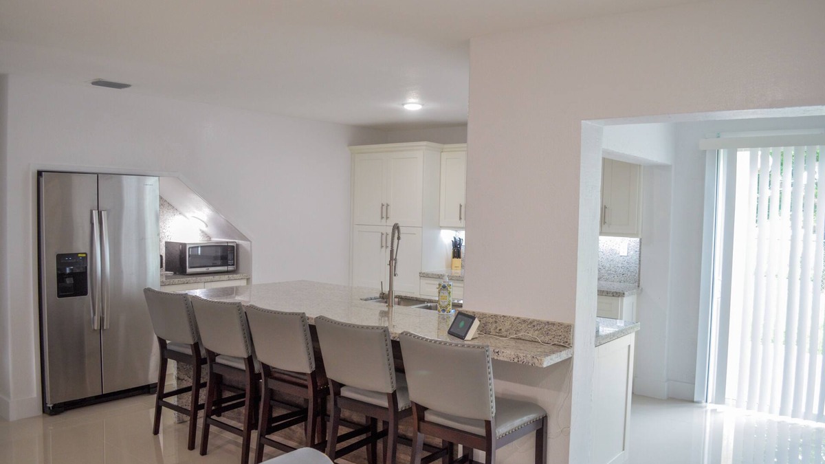 Cutler Bay House | New Miami Townhouse on Lake for Families FU 3 Bed, 2 Bathroom, 5 Persons.