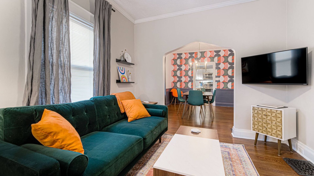 West Plaza House | *NEW* Mid-Century Modern Bungalow! Ideal Location -3Bed/2BR