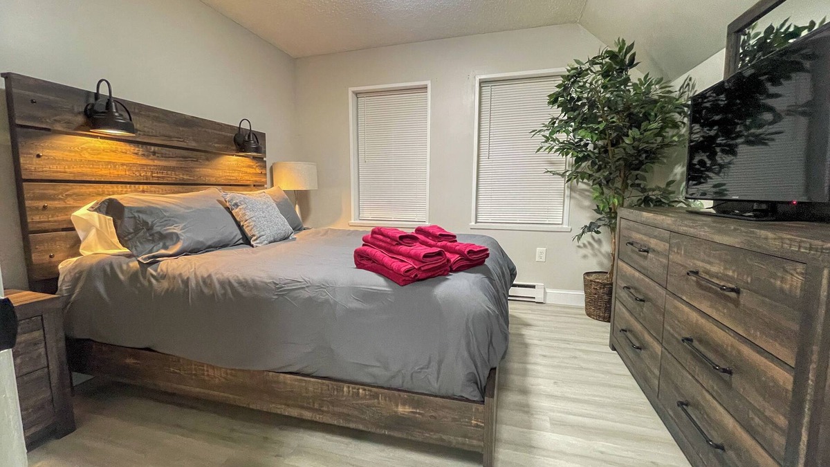 West Lebanon Apartment | NEW - Mins To DHMC/Hanover - Full Kitchen - Pet Friendly -Queen Size Bed