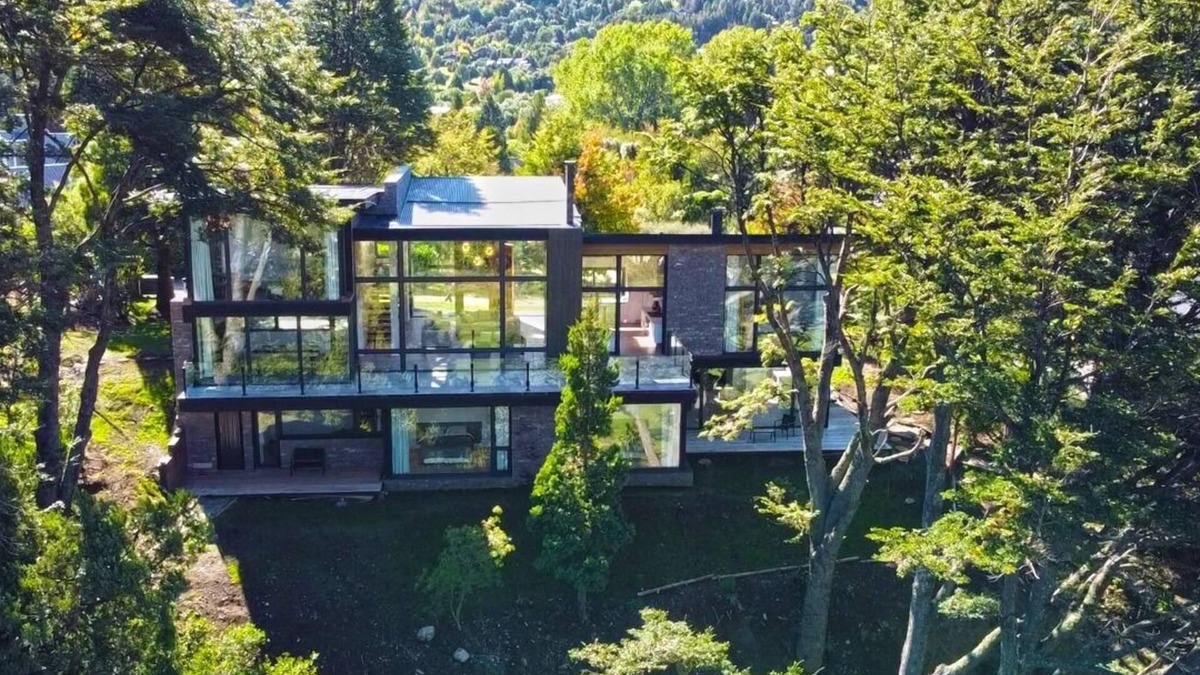 Villa Arelauquen House | New Modern Home, Golf, Polo, Few Minutes From Catedral Ski Resort.