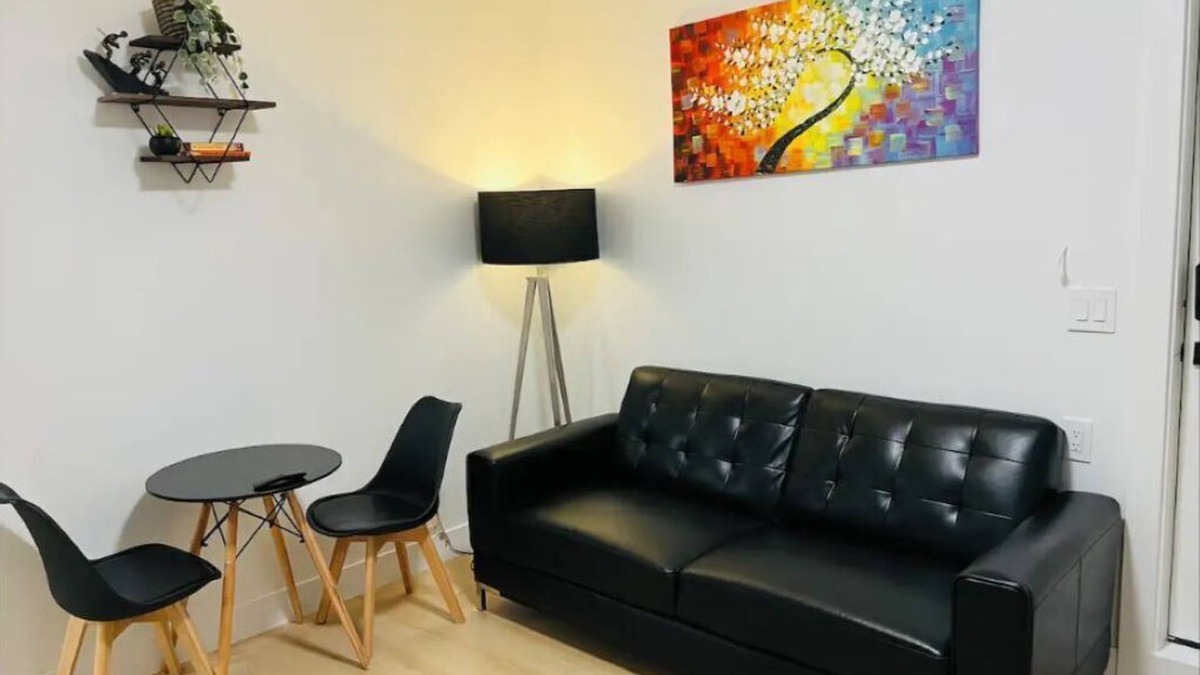Surrey House | New & Modern 1 bedroom suite near beaches & border