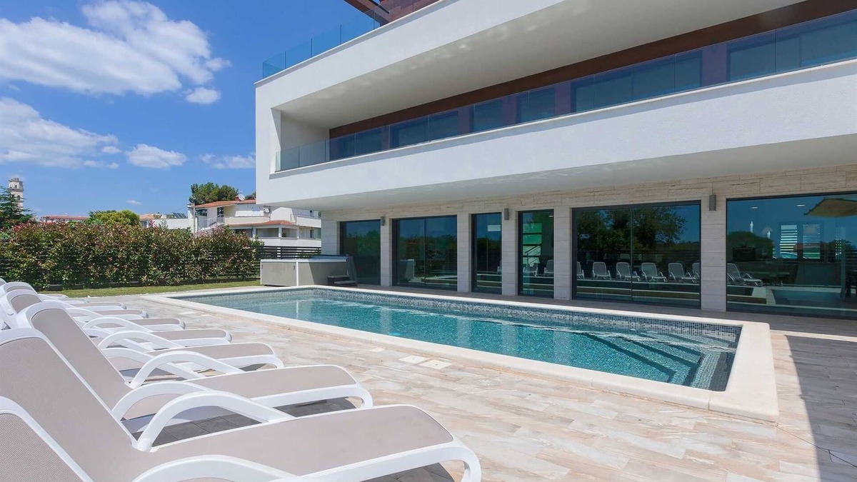 Stinjan Villa | New modern 5-BR villa with pool, indoor wellness, close to beach