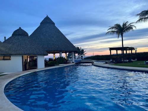 Boulevard Barra Vieja House | New Modern Acapulco Diamante House Getaway with Pool View and Beach Club