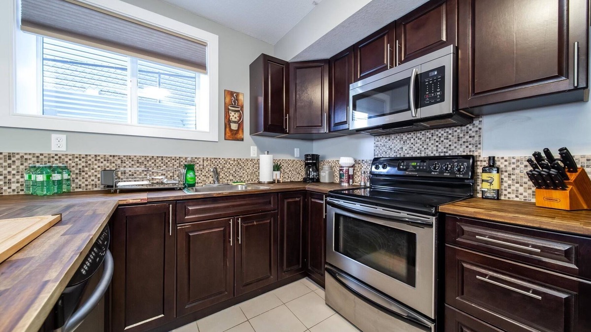 Northwest Edmonton House | NEW! Modern and Spacious Basement suite w Walk out.