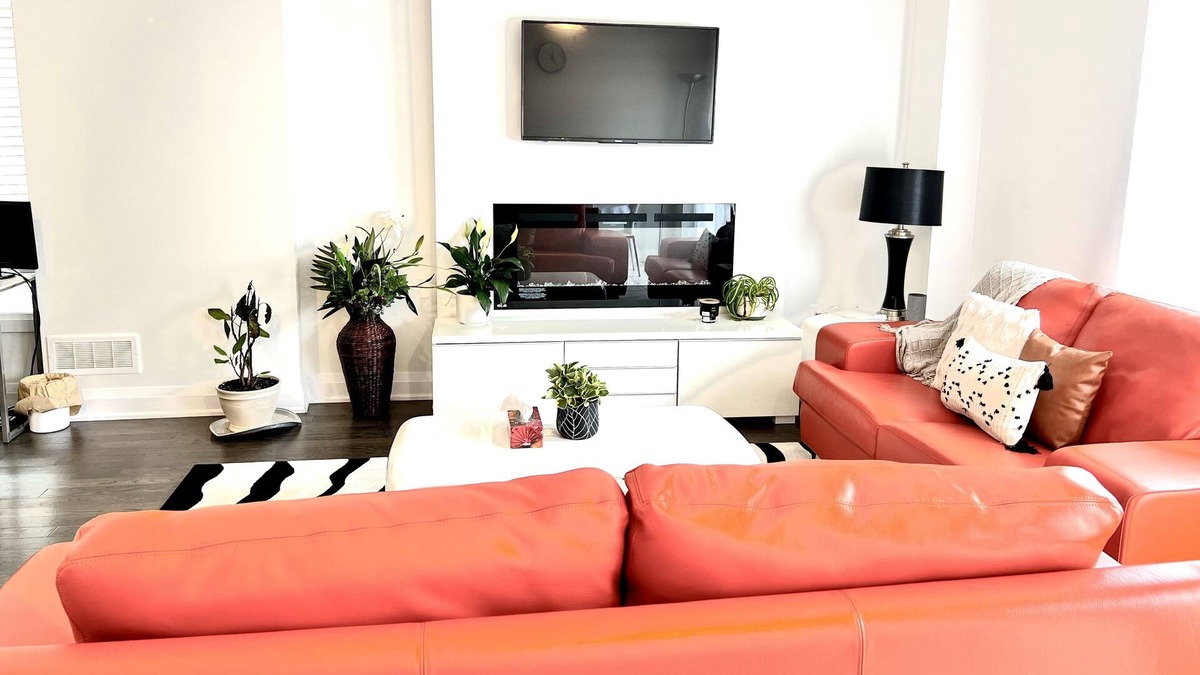 Hamilton House | New, Modern and Trendy Fully-Equipped End-Unit Townhouse