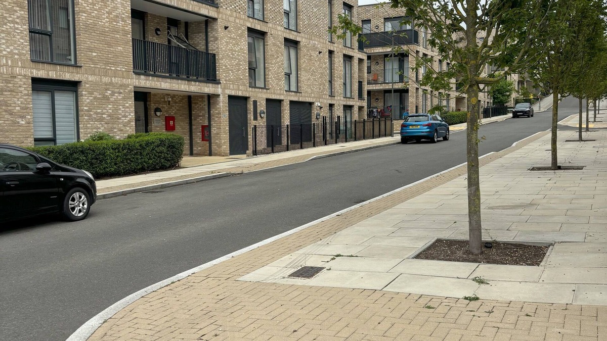 High Barnet Apartment | New Modern Apartment, Private Sceure Parking with EV Charger and Balcony