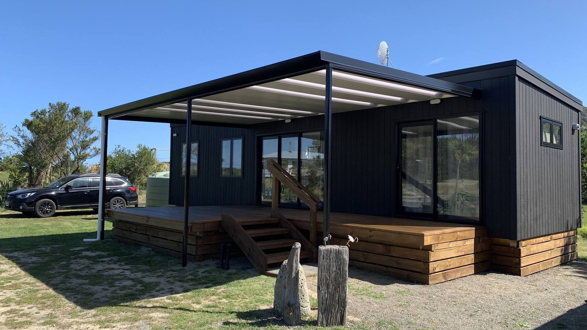 Mahia House | New modern compact home, warm & cosy, Blue Bay beach bach!