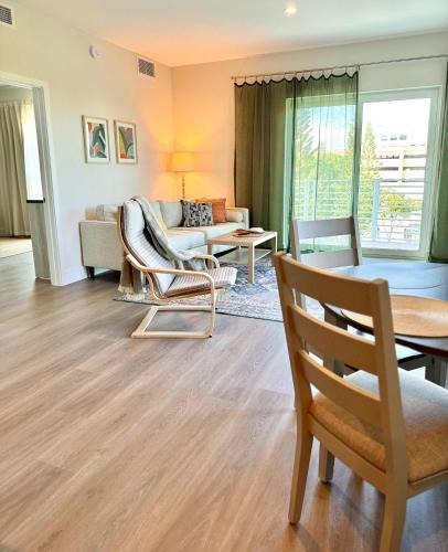 Parkside Apartment | NEW Modern Condo FREE Parking & High Speed Wifi