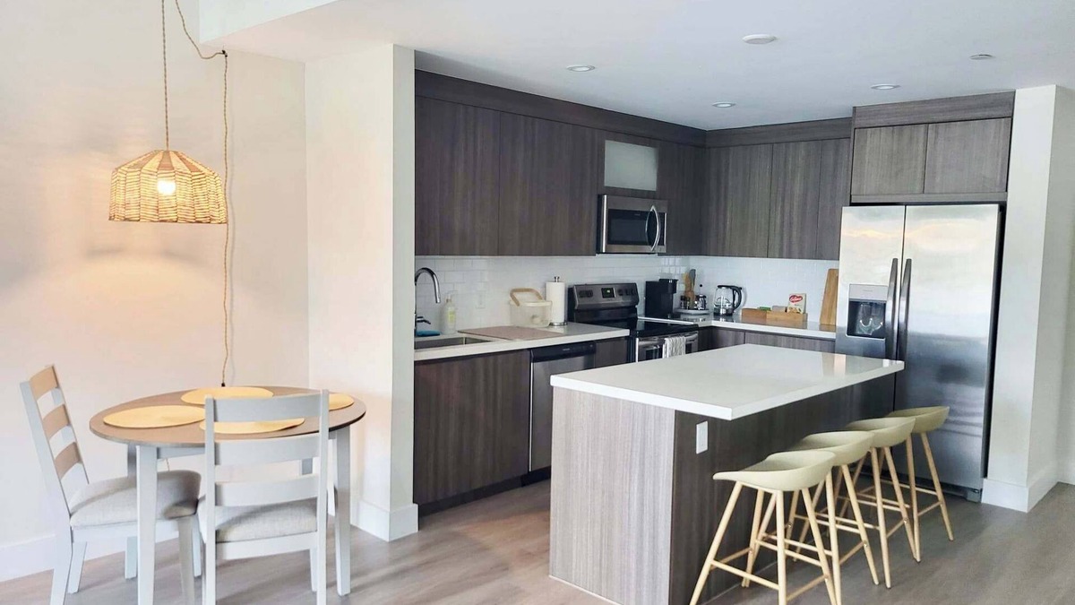 Parkside Apartment | NEW Modern Condo, FREE Parking & High Speed Wifi