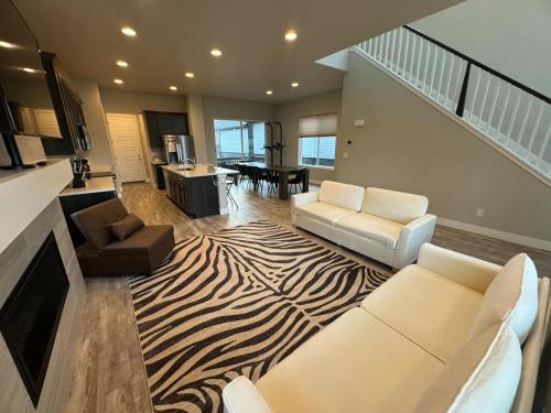 Aurora House | New Modern Contemporary House by The Airport and Gaylord Resort