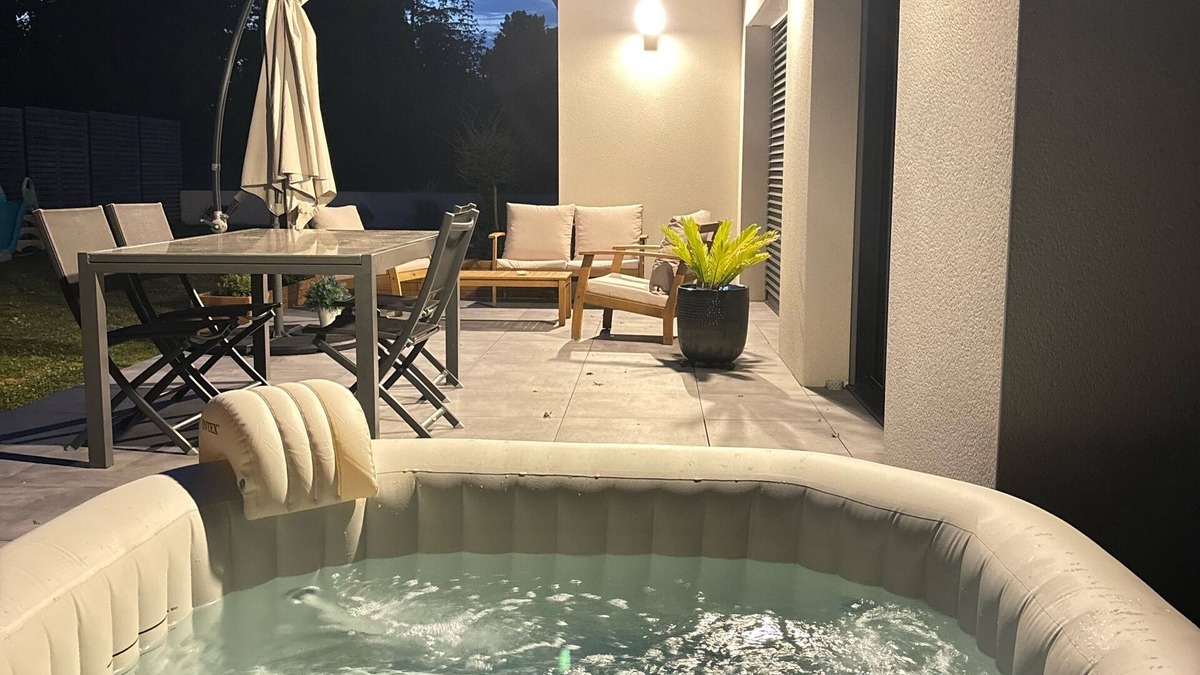 Saint-Ave House | New modern family home with Jacuzzi