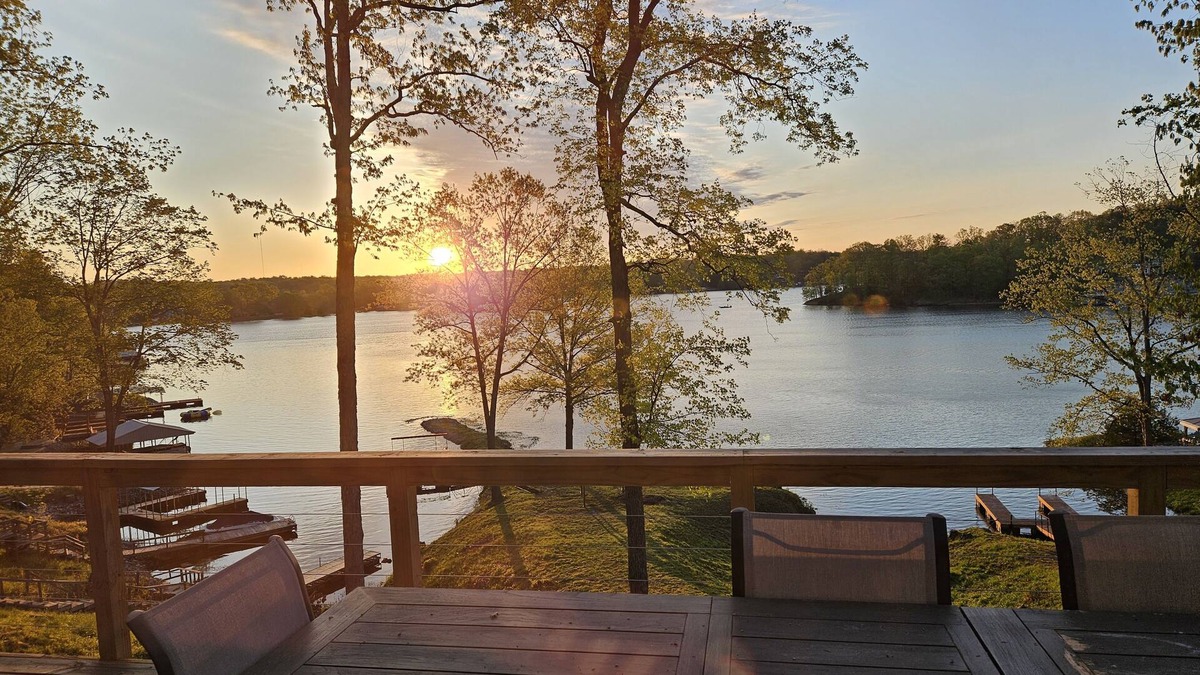 Goreville House | New! Modern! Fire Pit! Paddle Boards! 5 Bedrooms! On the water! Boat Dock!