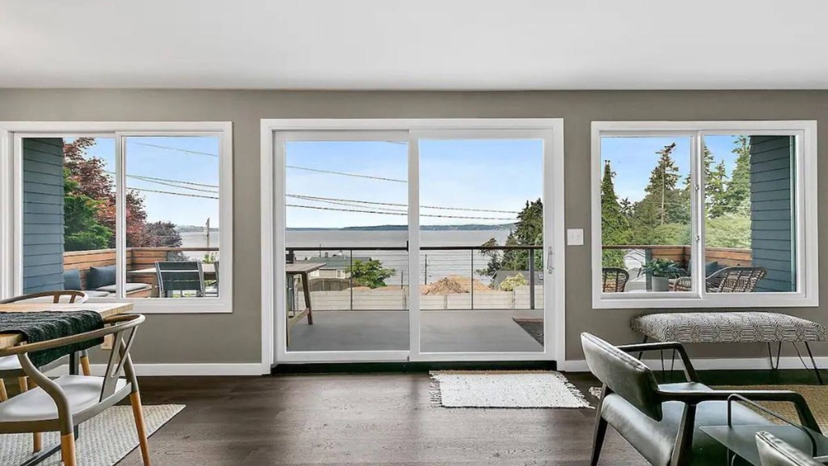 Des Moines House | New! Modern Home w/Spectacular Views +Hot tub