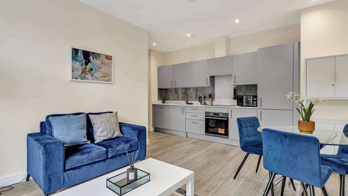 Sutton Apartment | New Modern London 2 Bed | Long Stays! with Parking