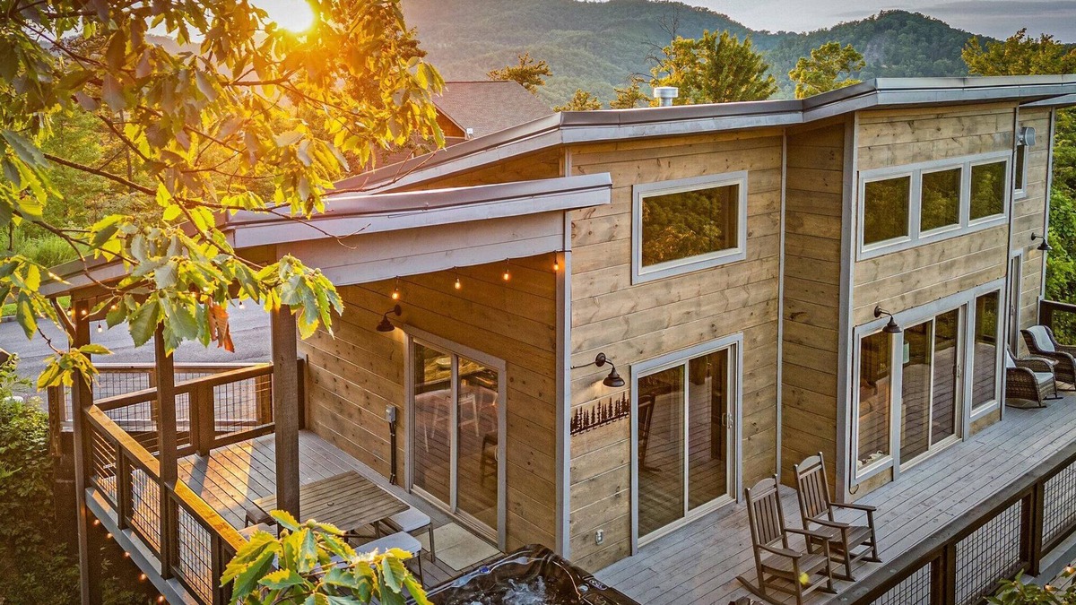 Wears Valley Cabin | NEW Modern. Mtn Views. Arcade. Hot Tub. Pool Table