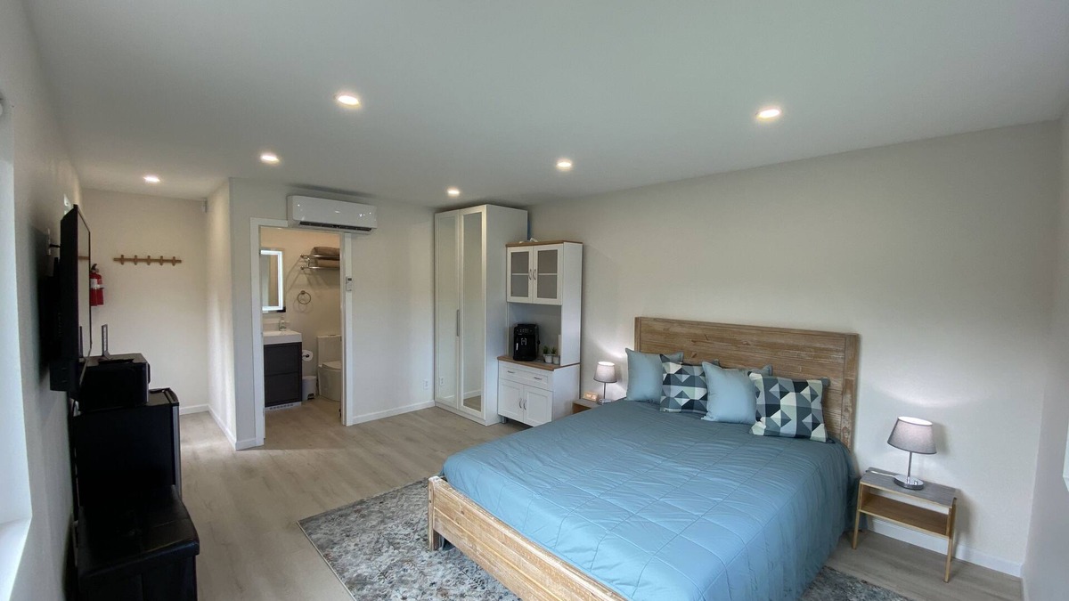 Belmont Apartment | New, modern quiet private studio