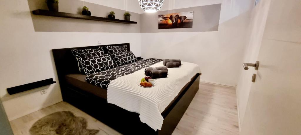 Sandweier Apartment | New Modern SelfCheckin PublicFreeParking HighSpeed Wifi KingSizeBed