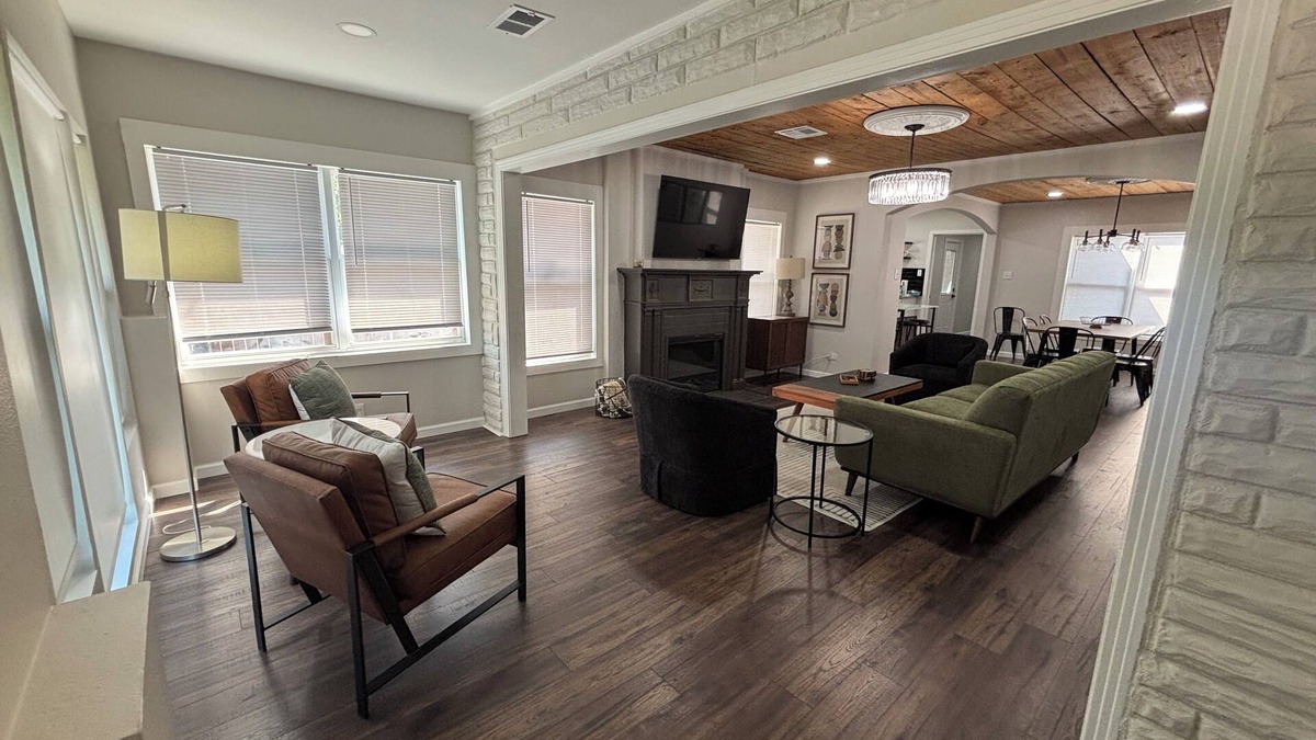 Waco House | NEW -Modern Style Meets Cozy Charm at The Hines House-Walk to Baylor - sleeps 10