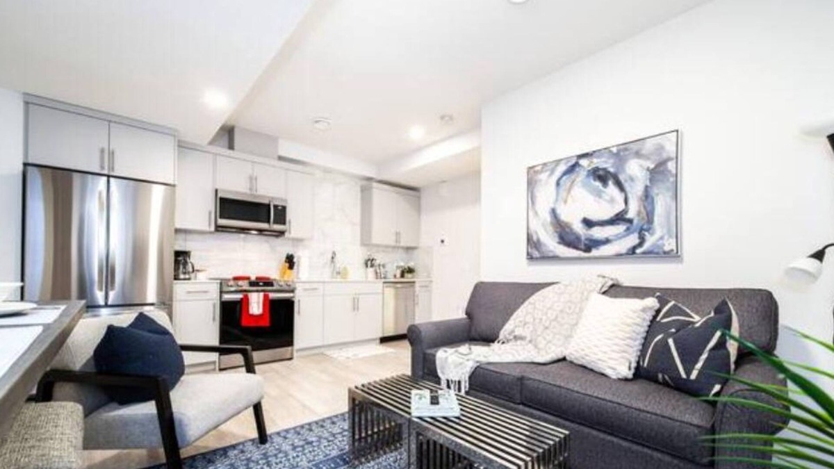 Leduc County House | NEW - Modern Suite - King Bed/Netflix/Sleeps 4/Clean!