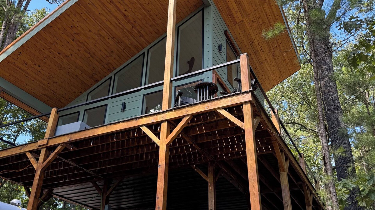 Elizabeth Cabin | New Modern Treehouse Cabin Hot Tub on Norfork Lake- Ozark Mountains-remote