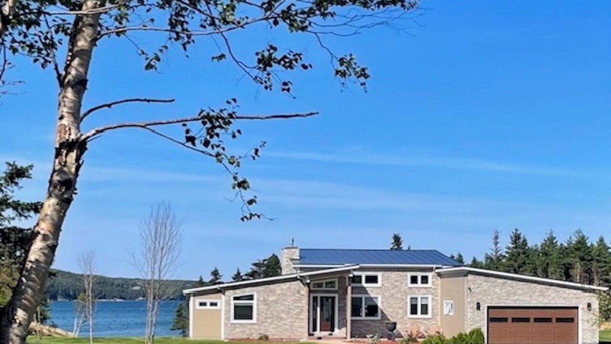 Terra Nova House | New Modern & Unique 2-bedroom house in beautiful South River with WiFi, AC etc.