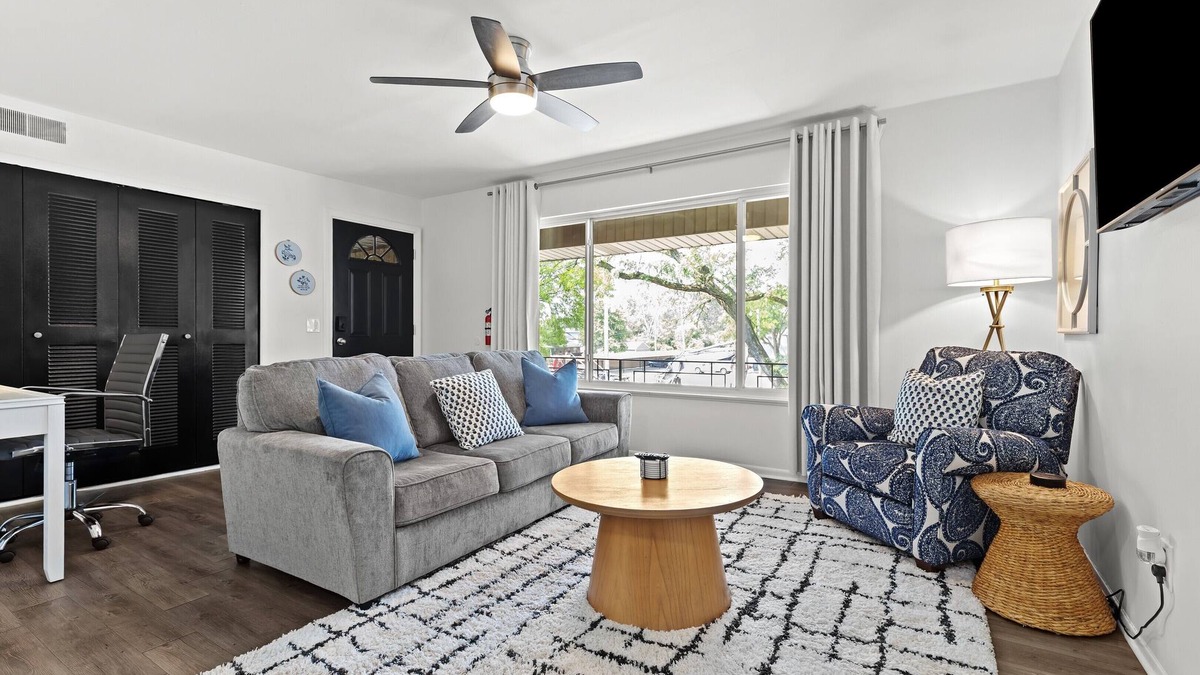 Royal Oak Apartment | New! Modern Upper Flat in Prime Royal Oak Location