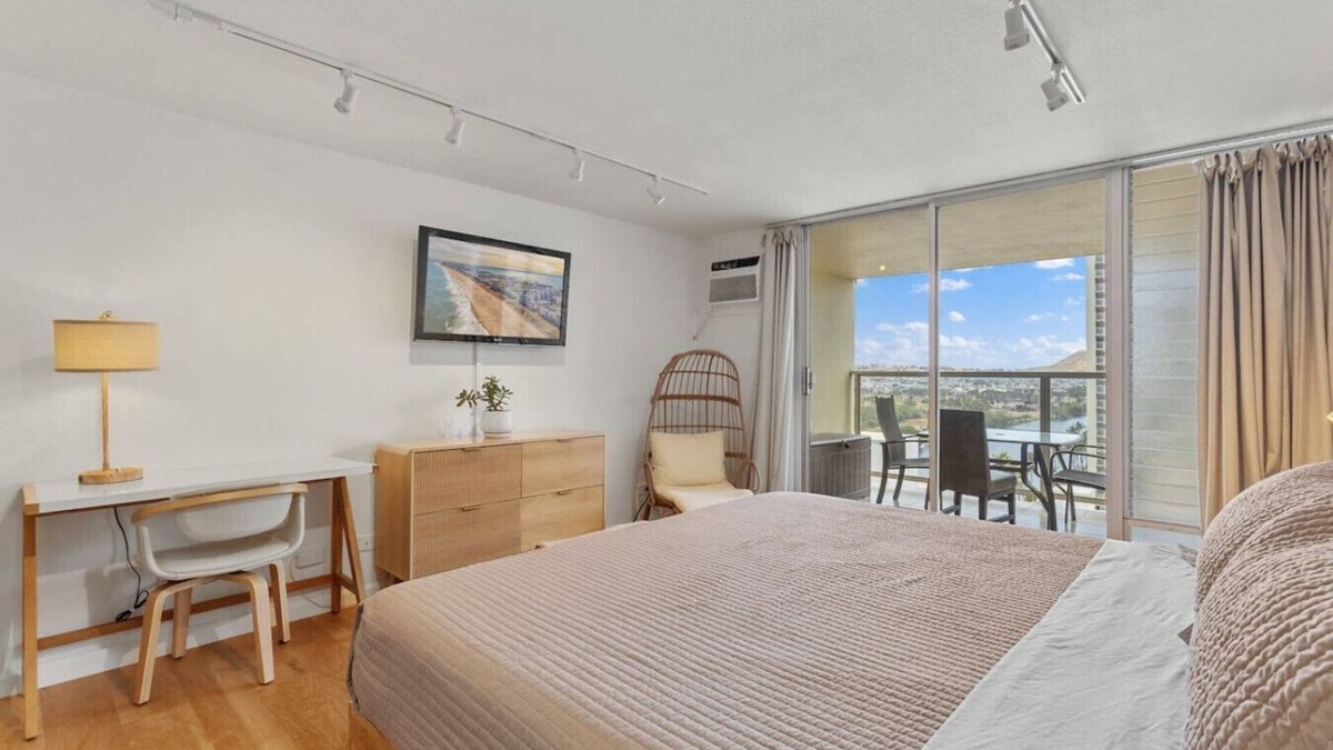 Waikiki Apartment | [New] Modern Waikiki | AC, Beach Gear, Pool, Lanai