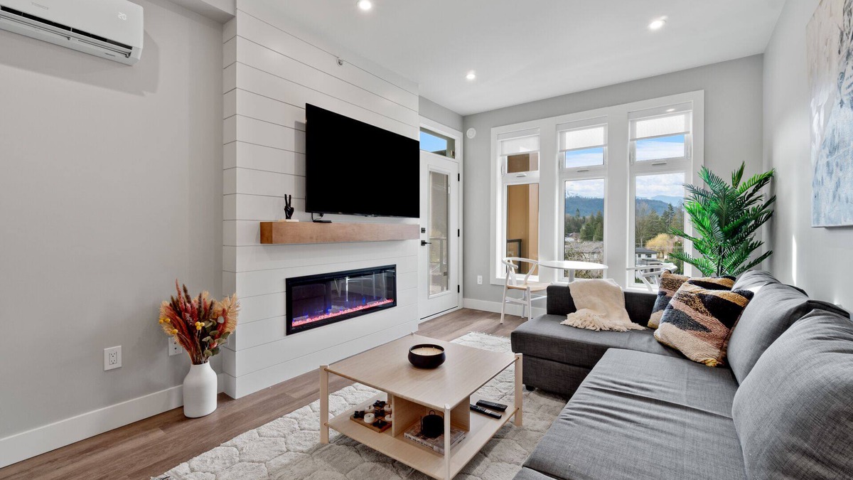 Harrison Hot Springs Condo | New Mountain View 1BR + Den