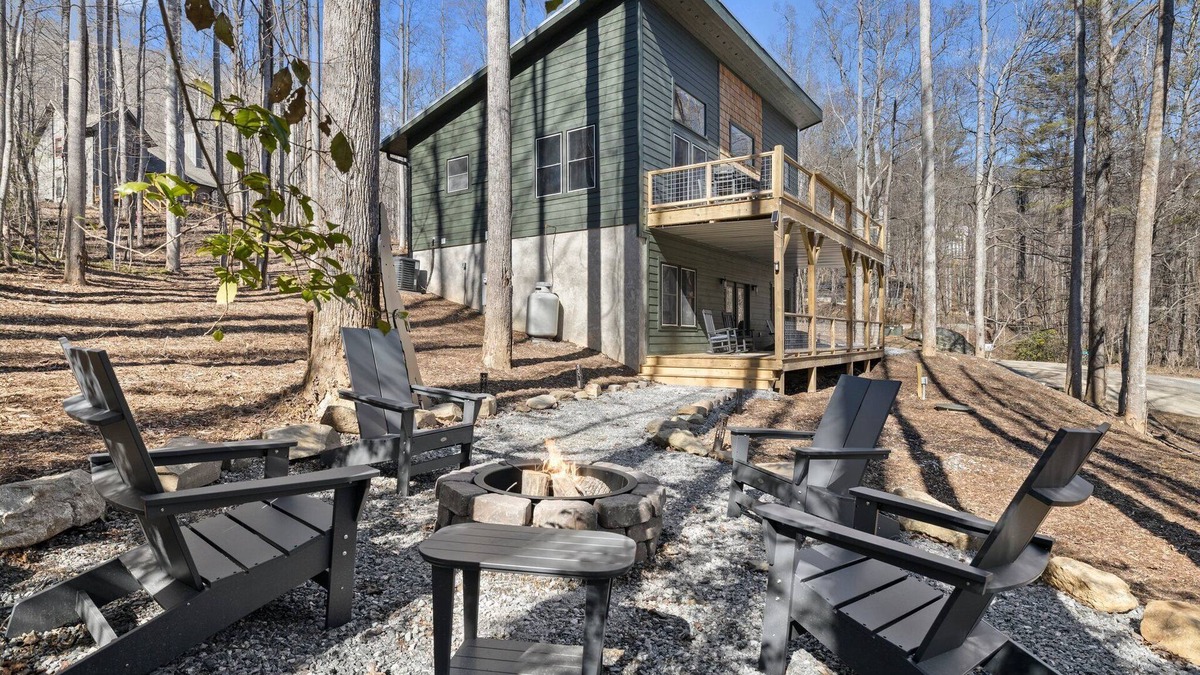 Frank House | NEW Mountain Modern Hideaway! - Walk to Disc Golf