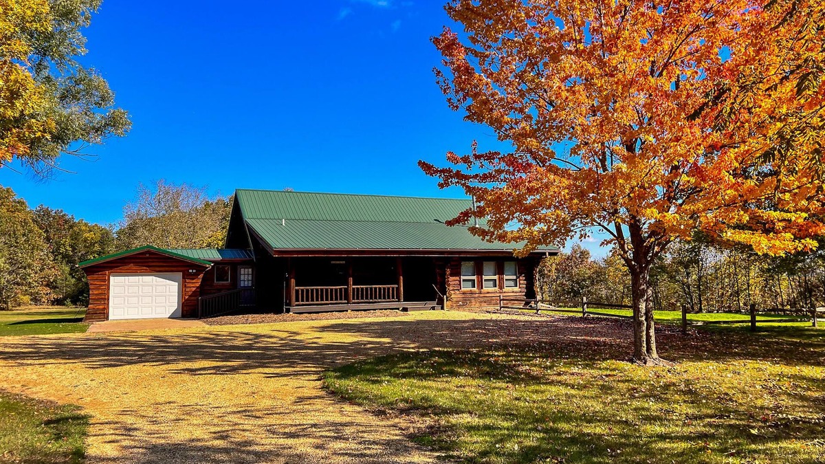 Arkansaw Cabin | NEW! - Must See True Log Home - Longview Haven
