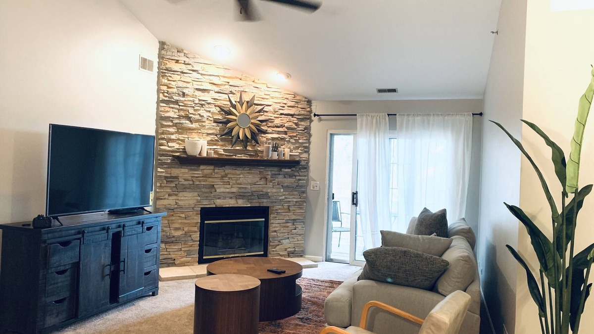 Naperville Condo | NEW Naperville 2br Condo w/Private Deck