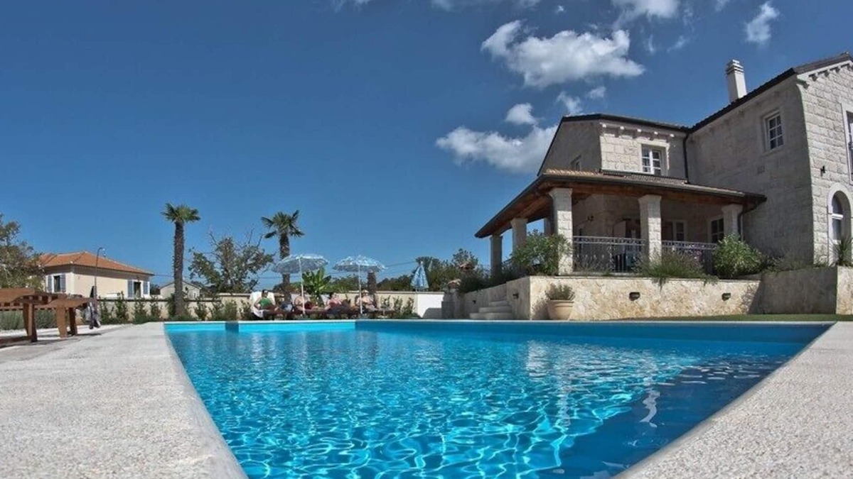 Kras Villa | New natural stone villa 300 m², pool, playground, fitness, sauna & wine cellar