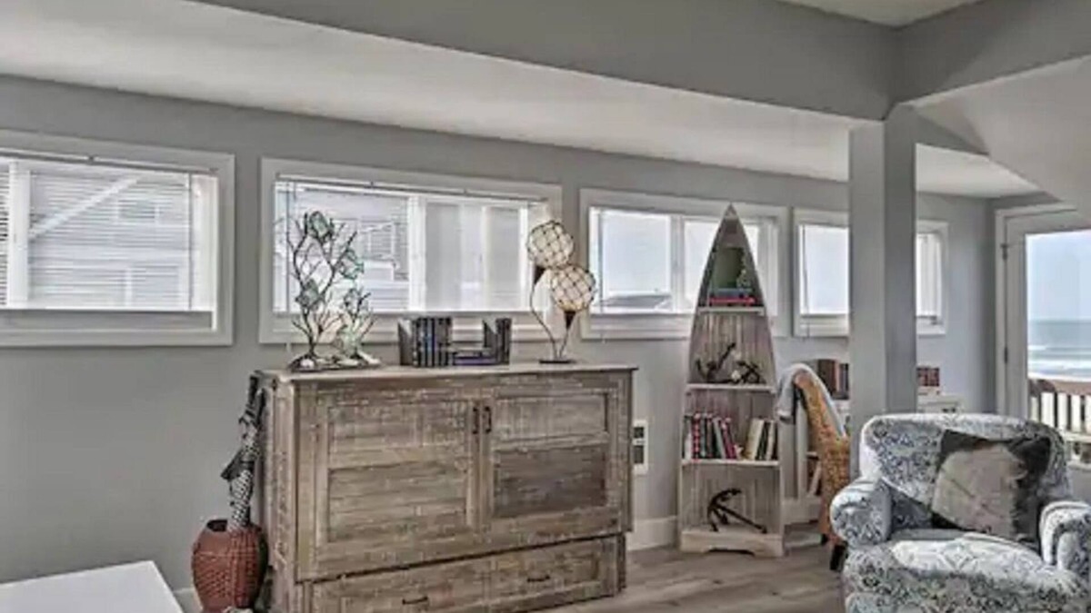 Newport Condo | NEW! Oceanfront Newport Condo w/Deck & Views!