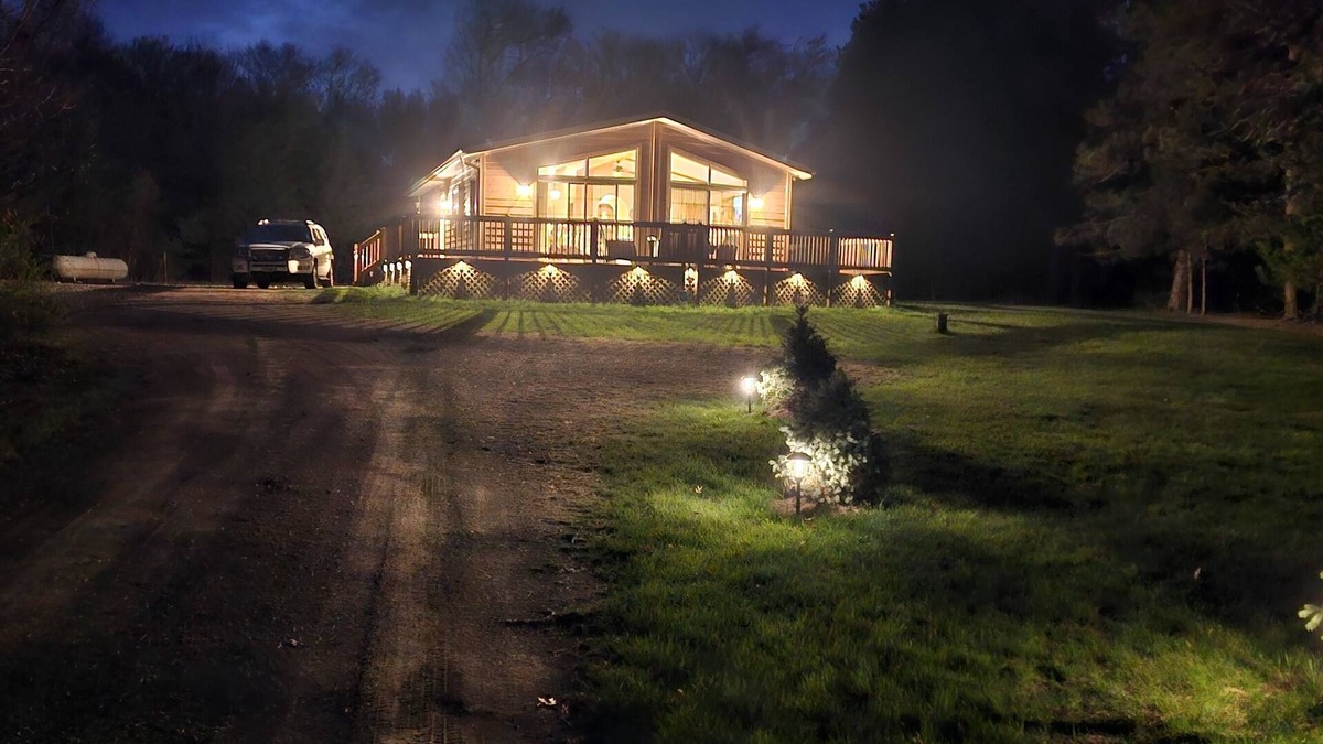 Springville House | New on market. Cabin with 3 beds and 3 baths surrounded by forest