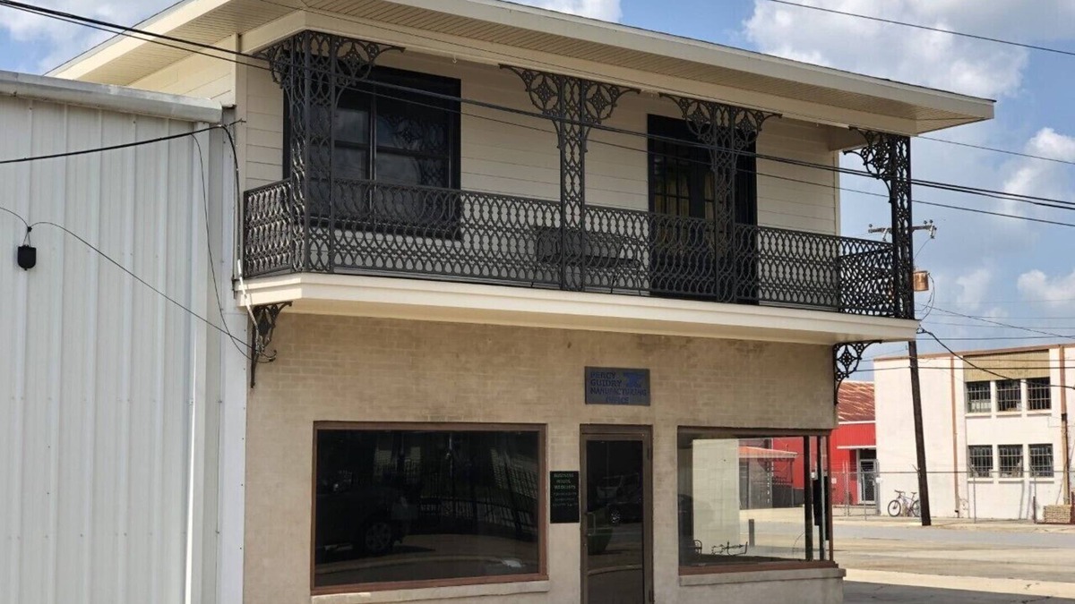 Freetown - Port Rico Apartment | New Orleans Style upstairs apartment