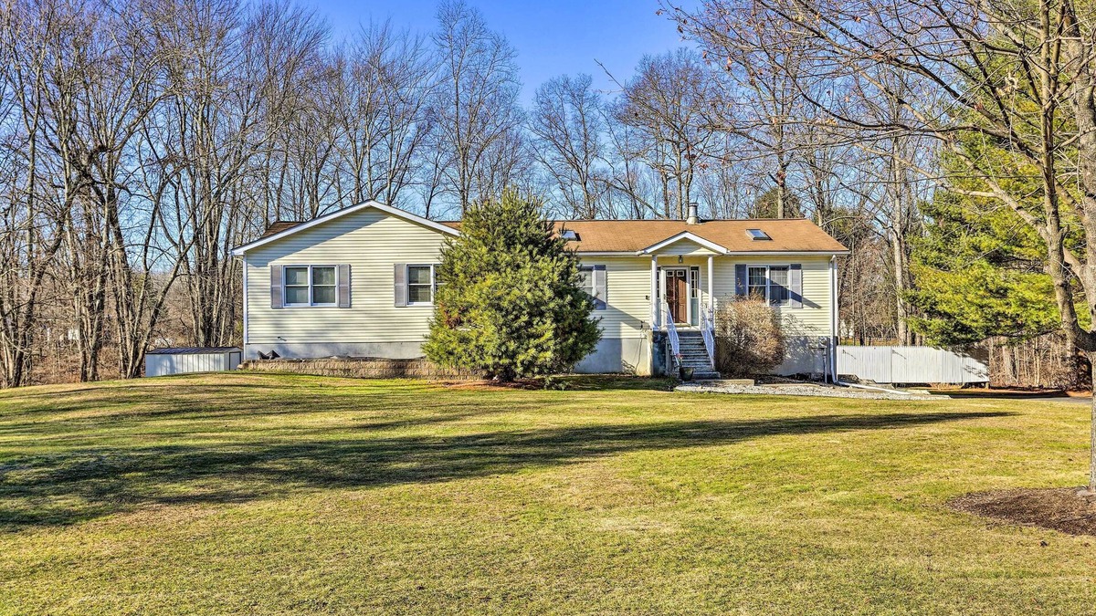 New Paltz Apartment | New Paltz Apt - 11 Mi to Poughkeepsie!