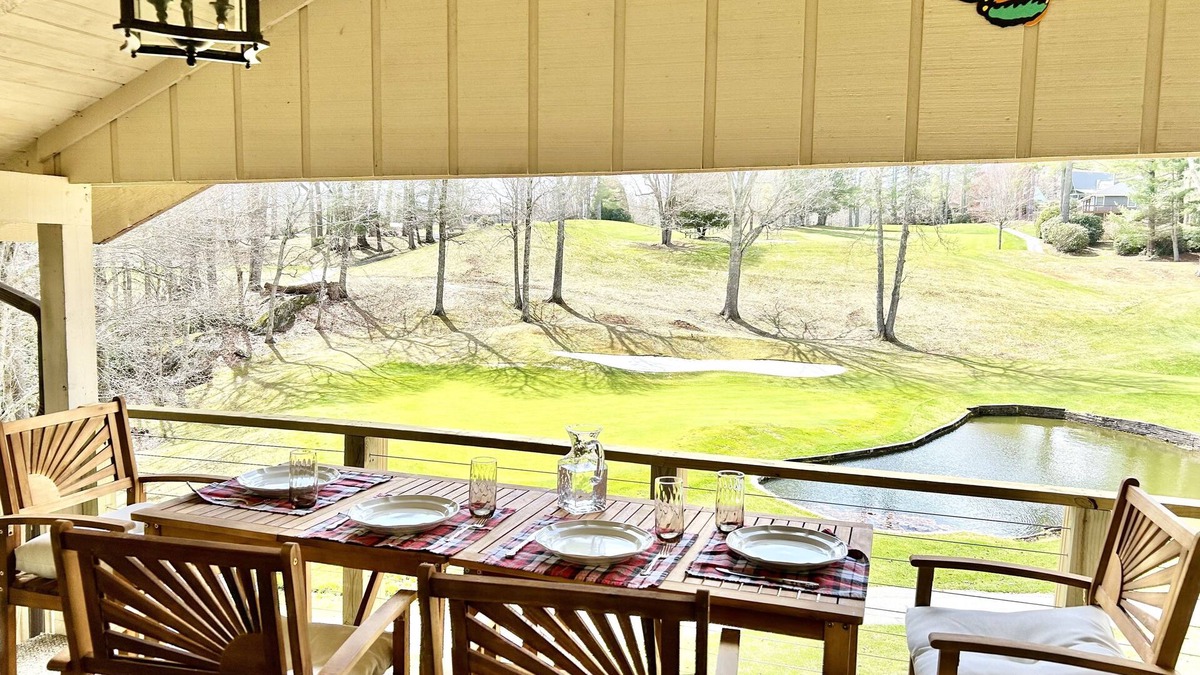 Newland Cabin | NEW Papa's Place on 1st hole Linville Land Harbor Pet Friendly