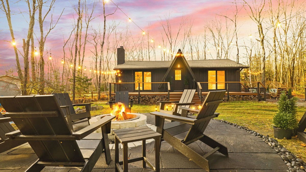 Pocono Lake Cabin | NEW Pocono Lake Modern & Cozy Cabin, Hot Tub, Pools