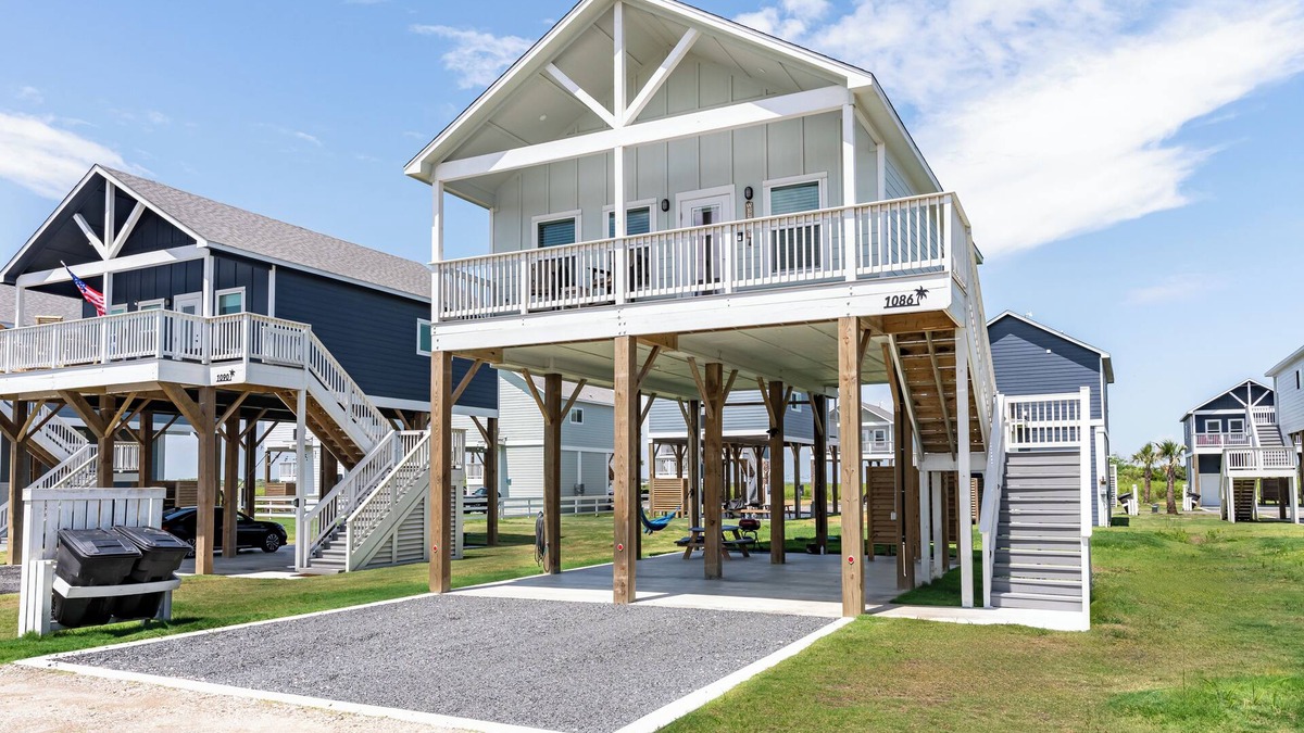 Caplen House | New Pool 🏖️ 4 Min Walk to Beach ⛵️RV/EV Hook-up, Obser Deck, Pond, Karaoke set!