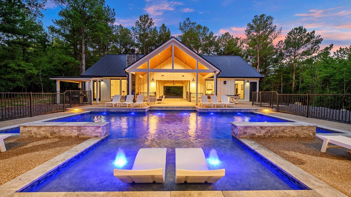 Broken Bow Cabin | New Pool Cabin/Hot Tub/Arcade/Playset/2 Acres/Ping Pong/Shuffleboard/4 King Beds