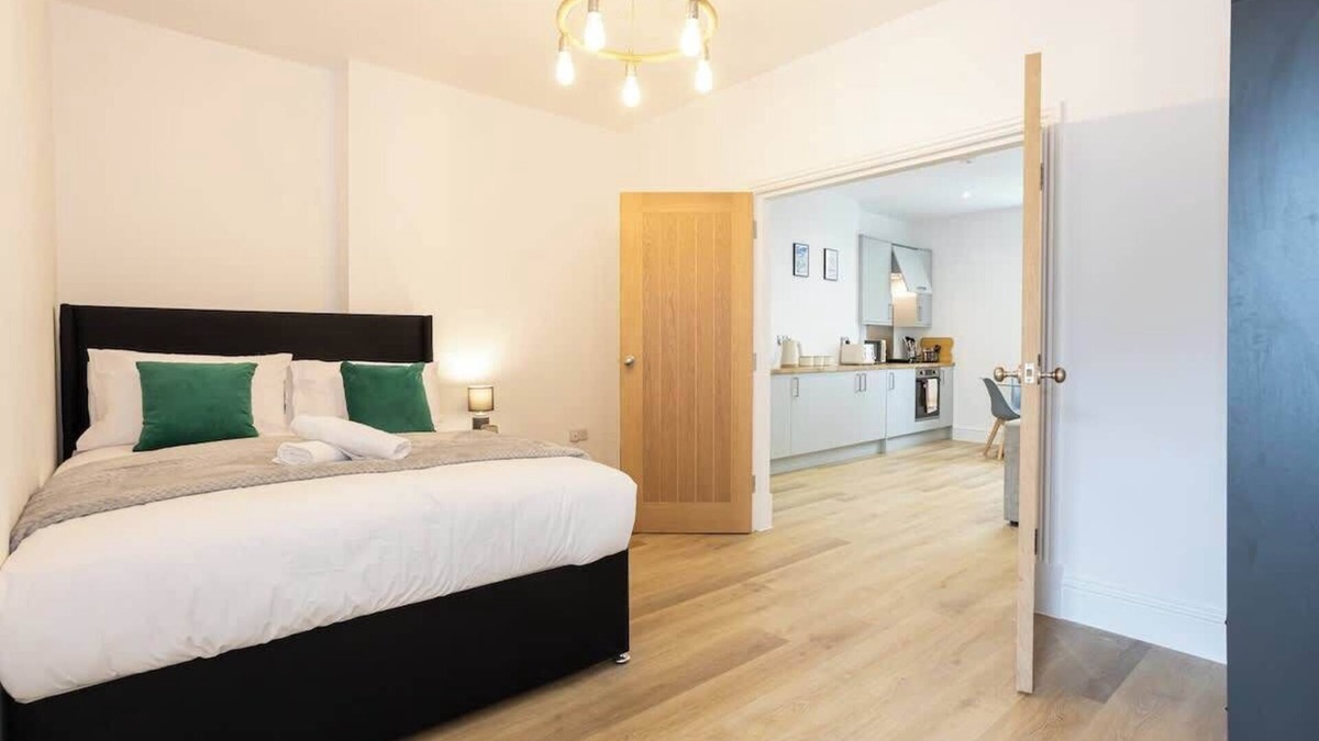Walkden Apartment | NEW! Pristine Flat, Ideal for Business, Sleeps 4!