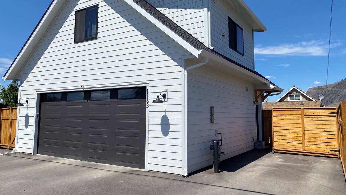 City Centre House | New, private, 1 bedroom carriage house downtown Kamloops (pet friendly)