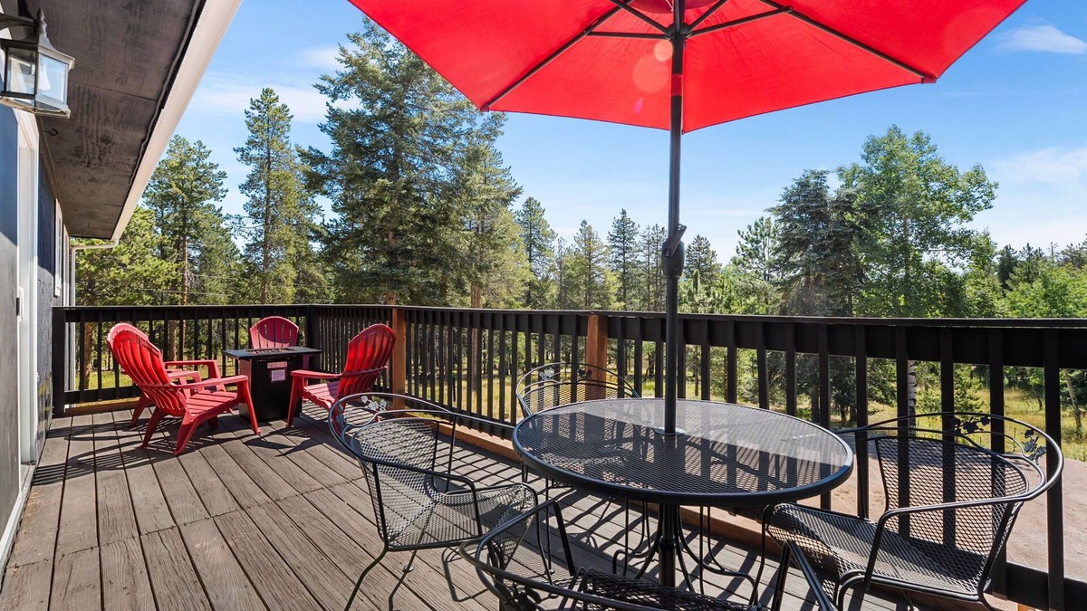 Richmond Hill Corridor House | NEW! Private Mountain home in Conifer: Hot tub, game room, pets. Near Red Rocks!