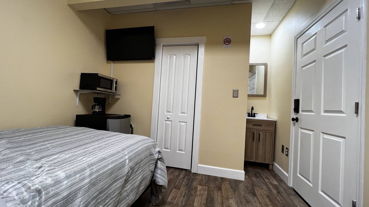 Glen Iris Apartment | New private suite room inside the apartments building loft by UAB/Downtown.