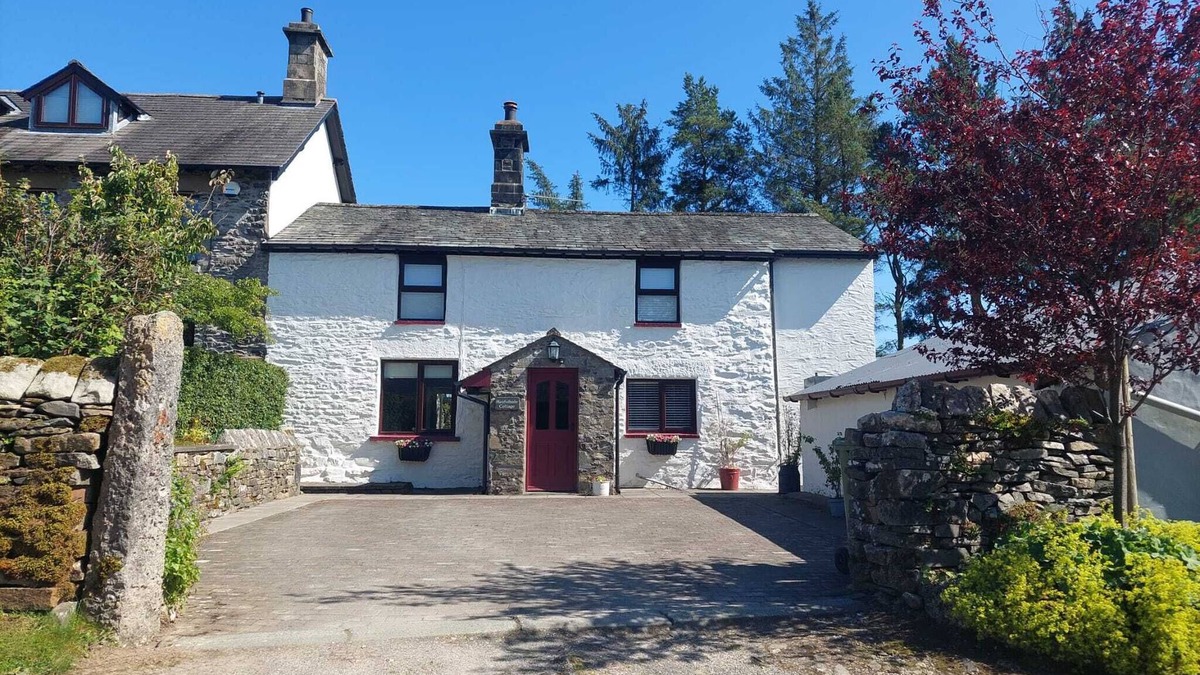 Kendal Cottage | NEW, Quiet rural location, large enclosed garden,log burner, access to Kendal