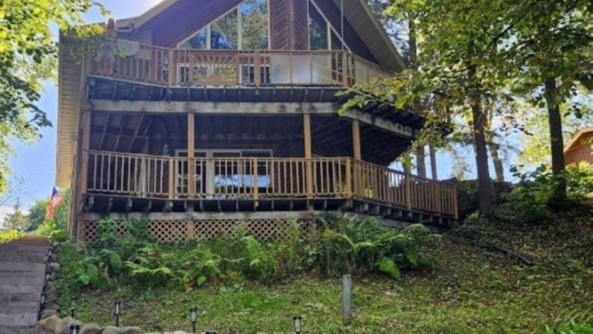 Turtle Lake House | NEW! Relaxing Lakefront Getaway 3BR+Loft. Kayaks, Canoe, Dock, new Fire Pit