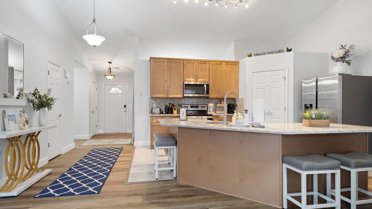 Drayton House | New remodeled home with patio in cul-de-sac. 12 sleep accommodating.