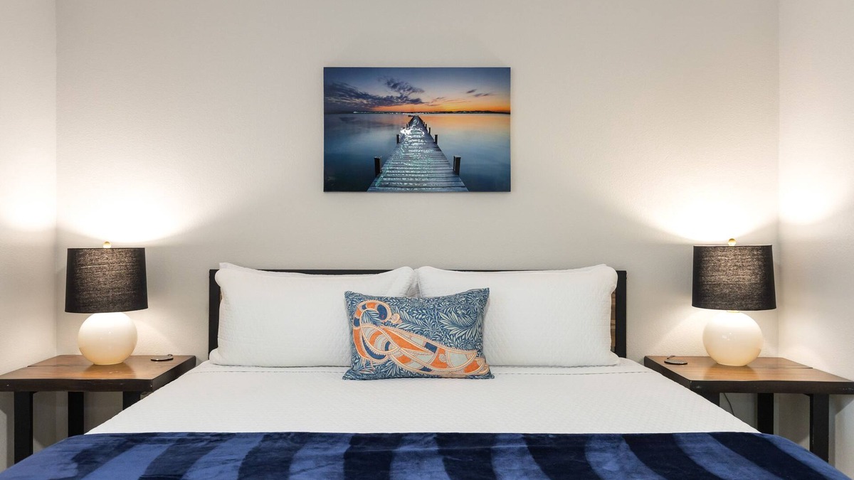South Side House | 🌴🏠🌴New Remodeled Spacious 4Bedrooms+Office King Suite 5Tvs Games Garage Parking