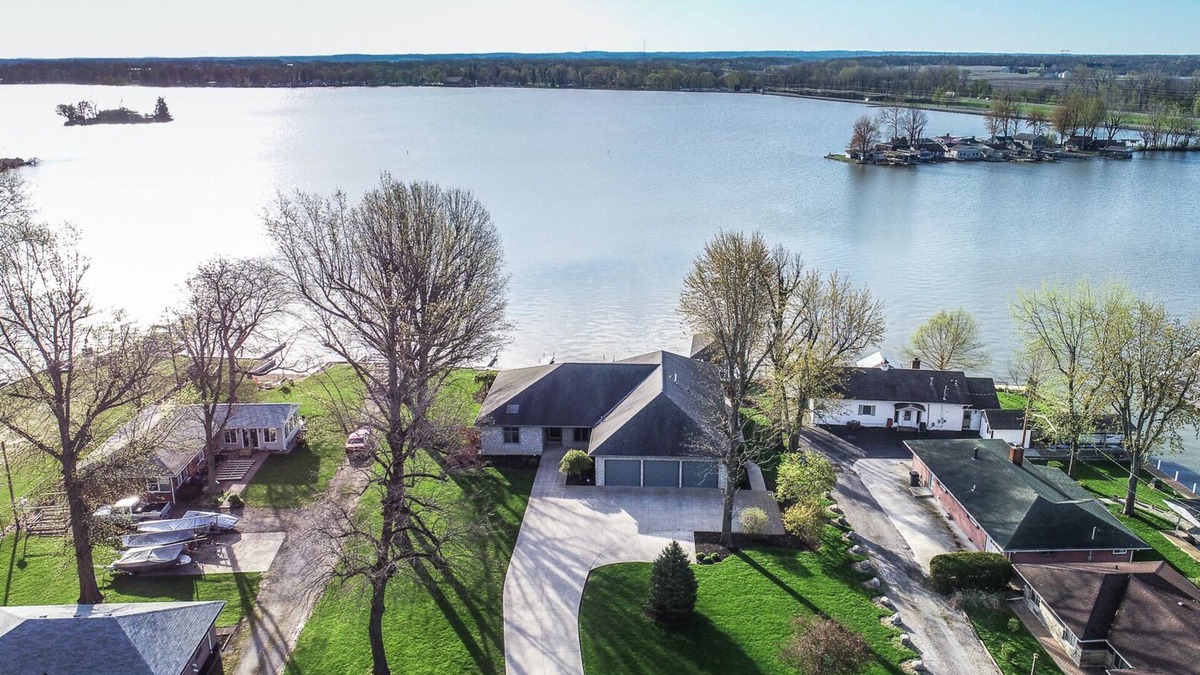 Russells Point House | NEW RENO-Aug. 21-24 still available! 4 bd 3 ba 3200 Sq Ft Exec. Home w/3docks