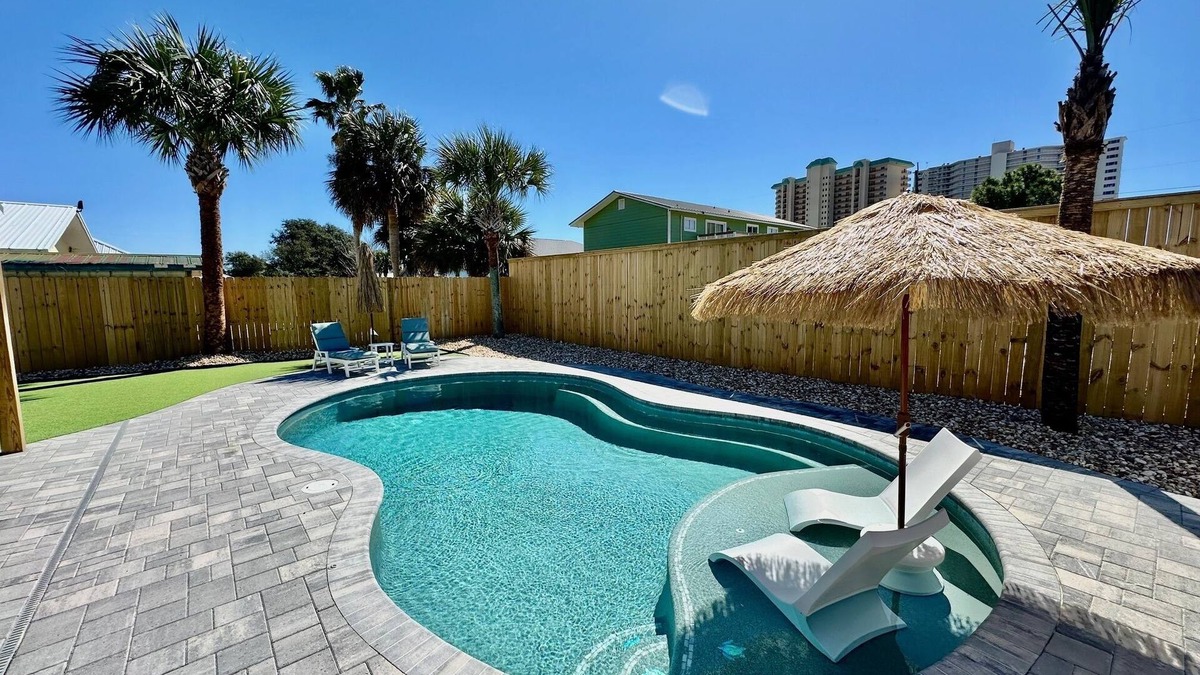 Holiday Beach House | New Reno! Optional htd private Pool! Close to Bch! Pet Friendly! Putting green!